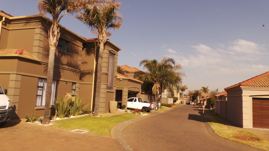 To Let 3 Bedroom Property for Rent in Kenleaf Gauteng