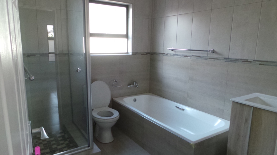 To Let 3 Bedroom Property for Rent in Kenleaf Gauteng