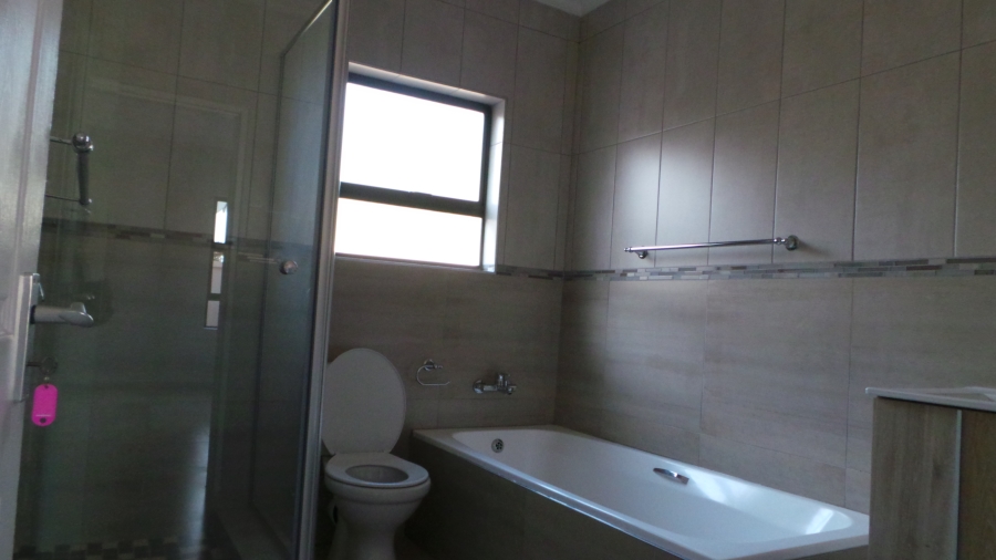 To Let 3 Bedroom Property for Rent in Kenleaf Gauteng