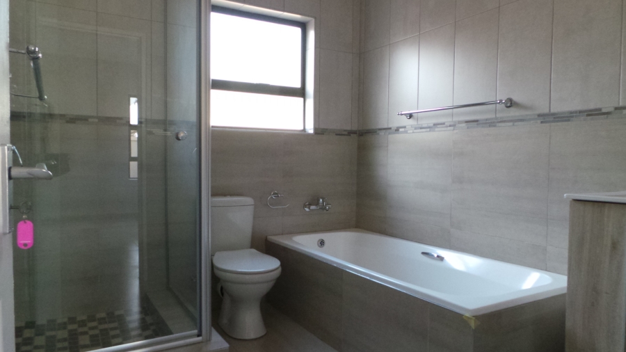 To Let 3 Bedroom Property for Rent in Kenleaf Gauteng