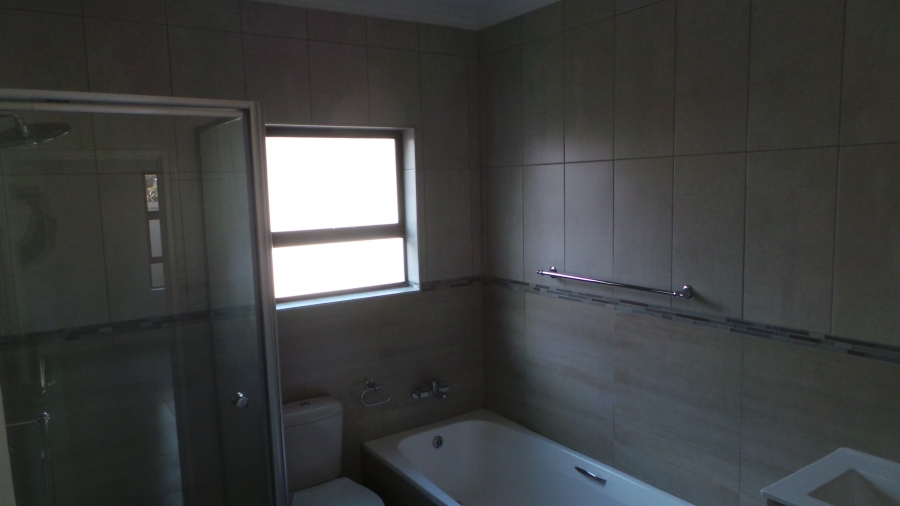 To Let 3 Bedroom Property for Rent in Kenleaf Gauteng