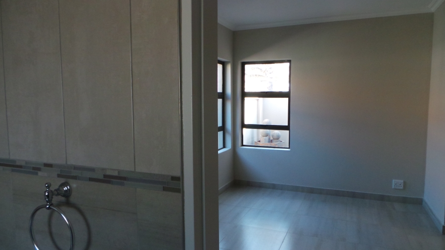 To Let 3 Bedroom Property for Rent in Kenleaf Gauteng