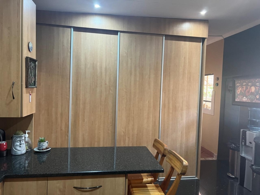 6 Bedroom Property for Sale in Annlin Gauteng