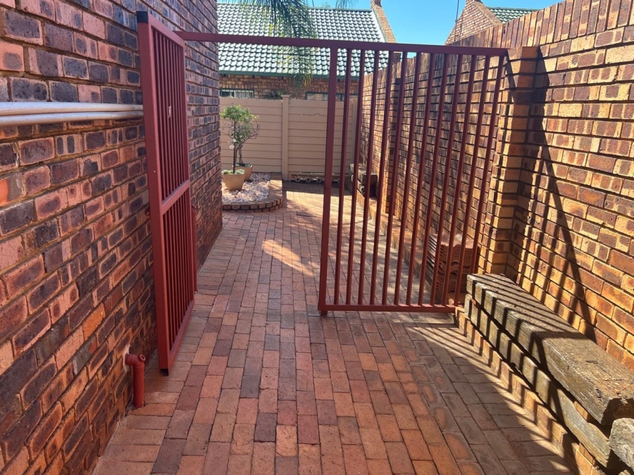 6 Bedroom Property for Sale in Annlin Gauteng