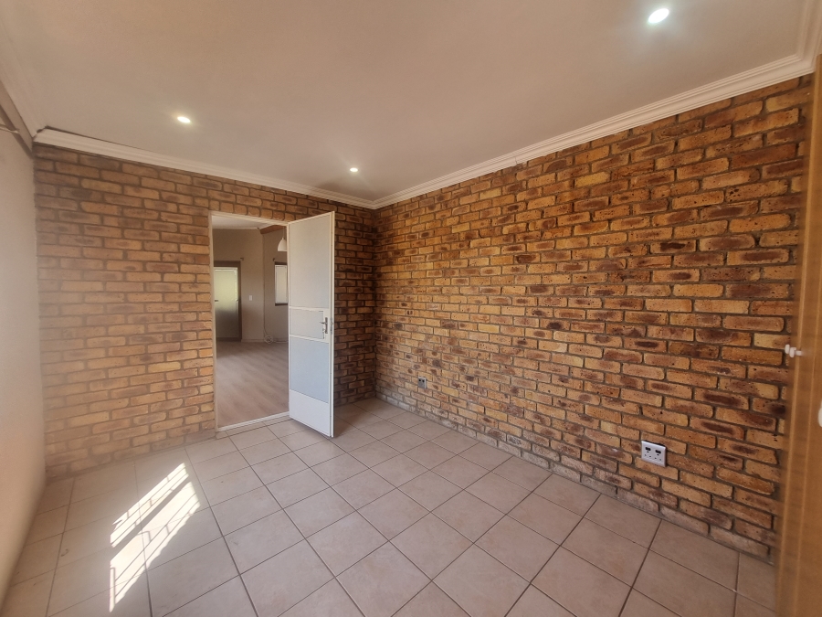 To Let 2 Bedroom Property for Rent in Randjesfontein A H Gauteng