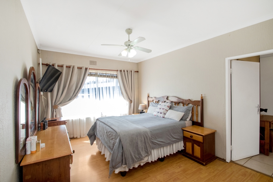 4 Bedroom Property for Sale in Helderkruin Gauteng