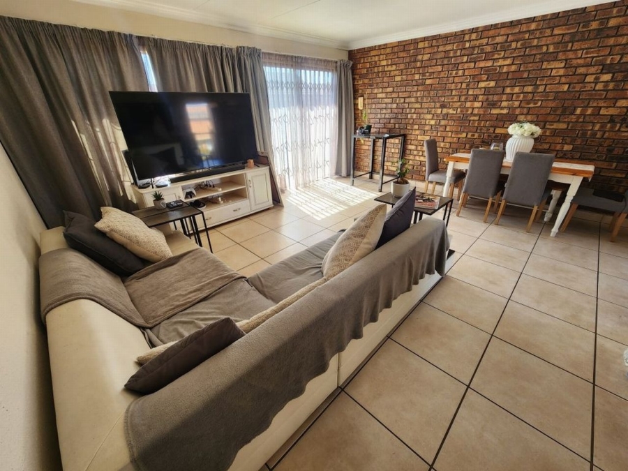 2 Bedroom Property for Sale in Bardene Gauteng