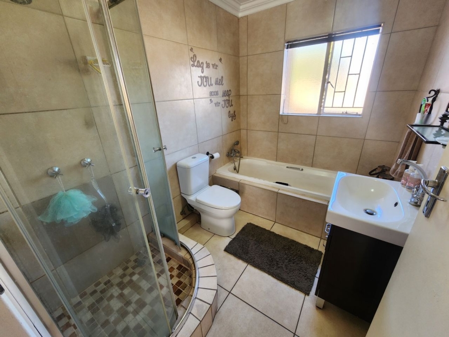 2 Bedroom Property for Sale in Bardene Gauteng