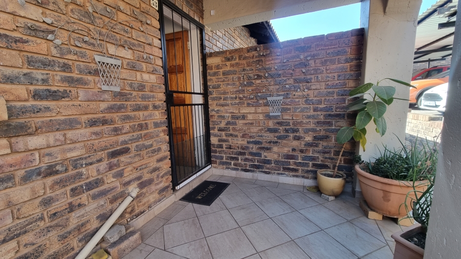 2 Bedroom Property for Sale in Raslouw Gauteng