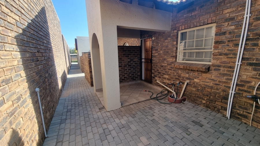 2 Bedroom Property for Sale in Raslouw Gauteng