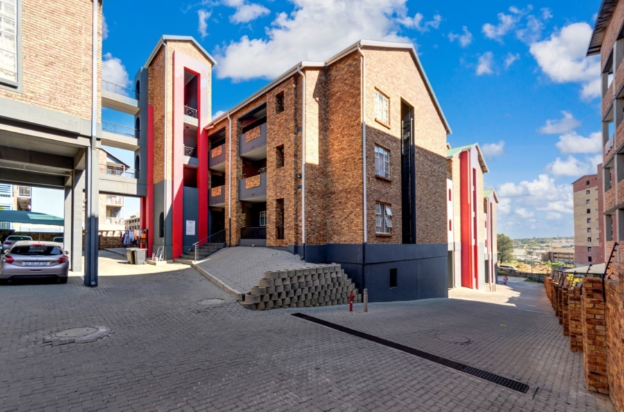 1 Bedroom Property for Sale in Grand Central Gauteng