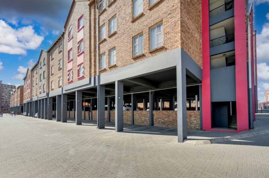 1 Bedroom Property for Sale in Grand Central Gauteng