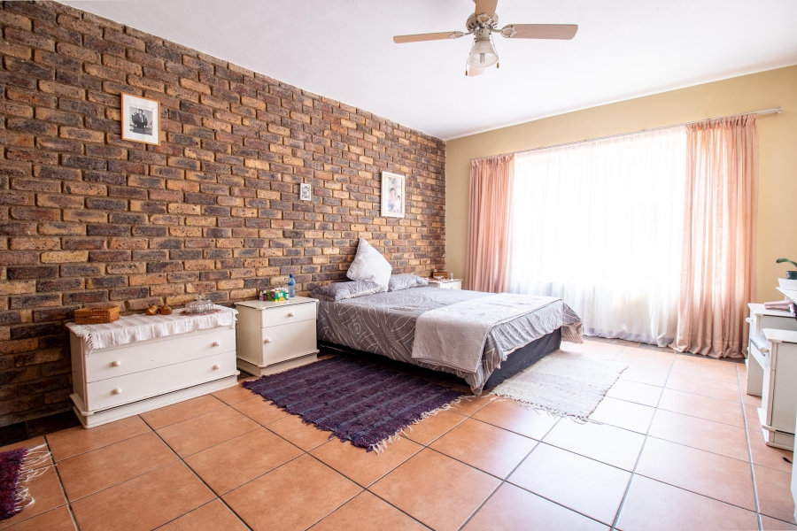 8 Bedroom Property for Sale in Eldoraigne Gauteng