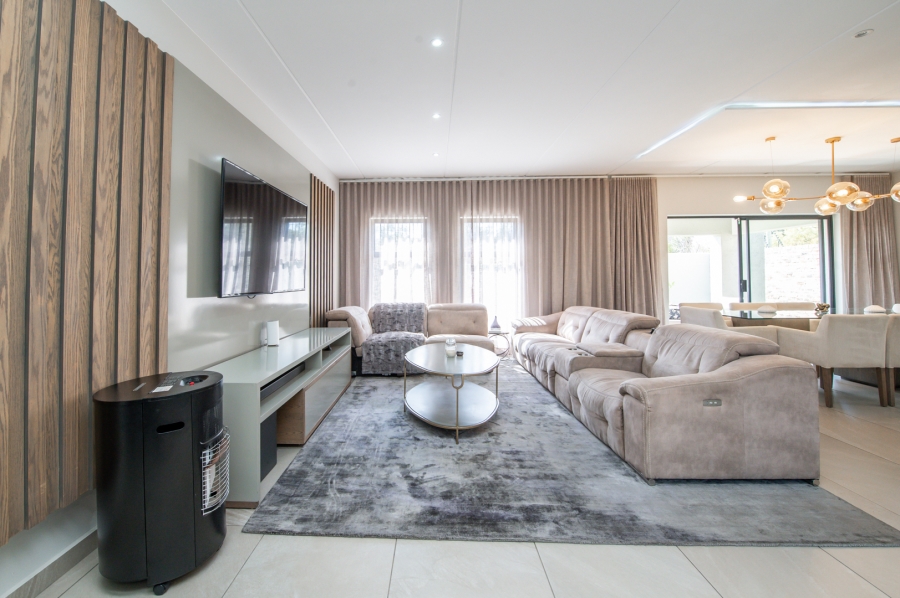 4 Bedroom Property for Sale in Crowthorne AH Gauteng