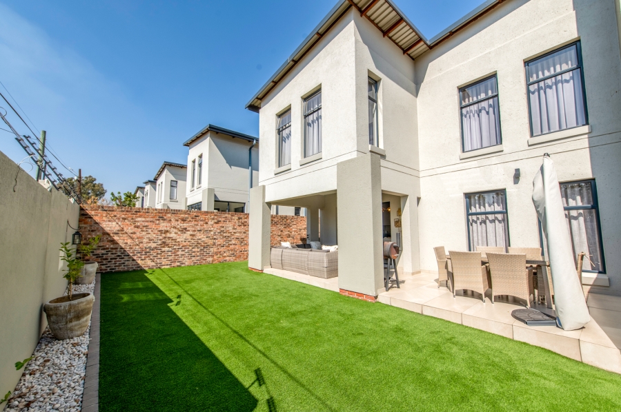 4 Bedroom Property for Sale in Crowthorne AH Gauteng