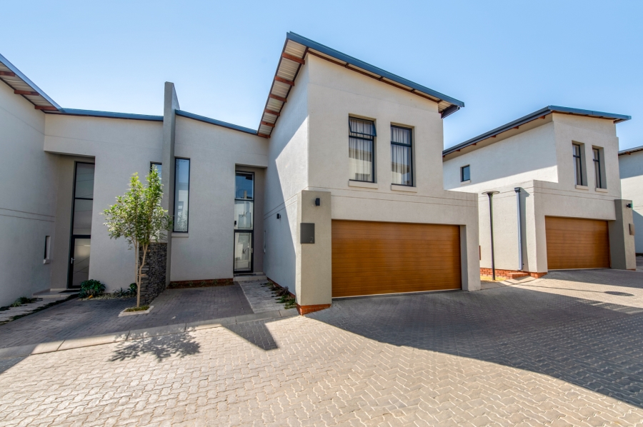 4 Bedroom Property for Sale in Crowthorne AH Gauteng