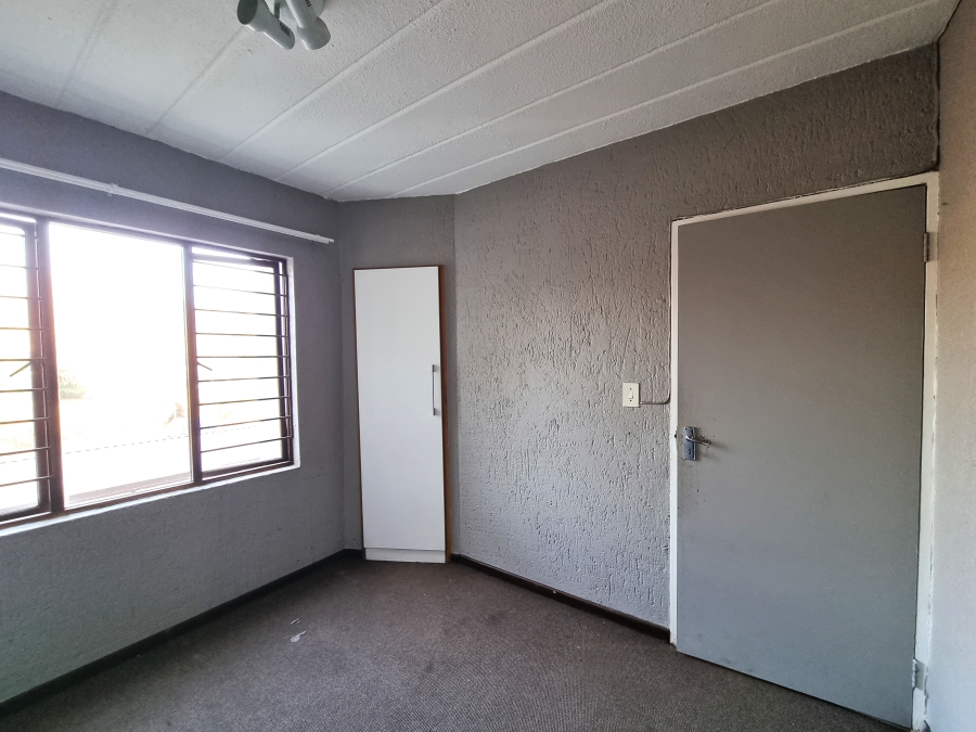 2 Bedroom Property for Sale in Hoogland Gauteng