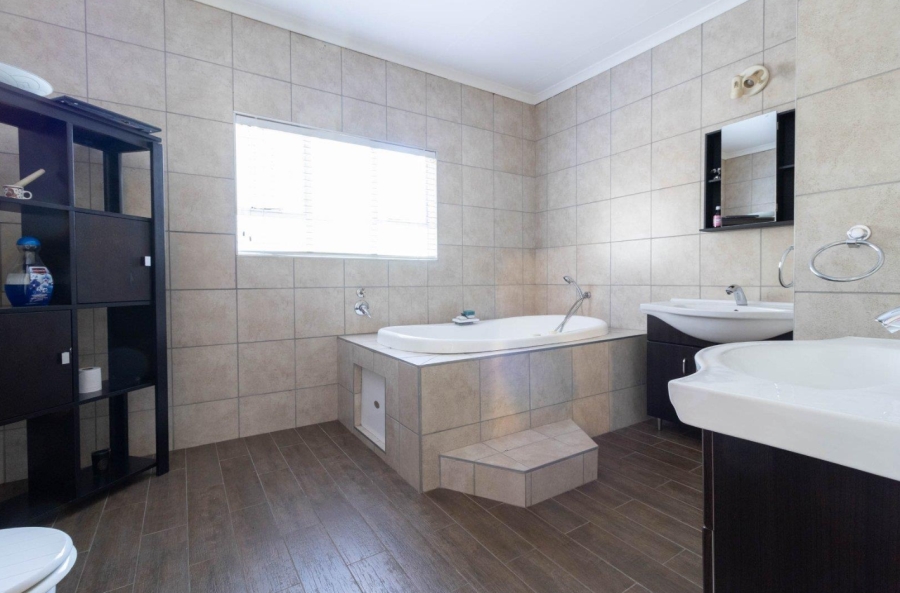 4 Bedroom Property for Sale in Mulbarton Gauteng