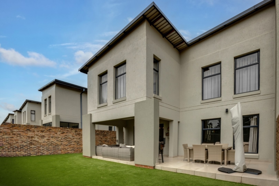 4 Bedroom Property for Sale in Crowthorne AH Gauteng