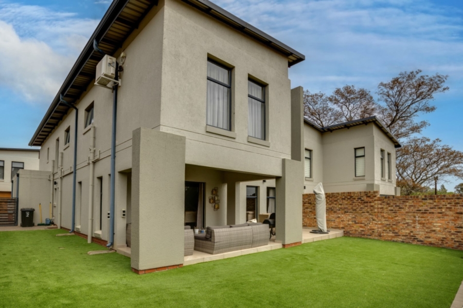 4 Bedroom Property for Sale in Crowthorne AH Gauteng