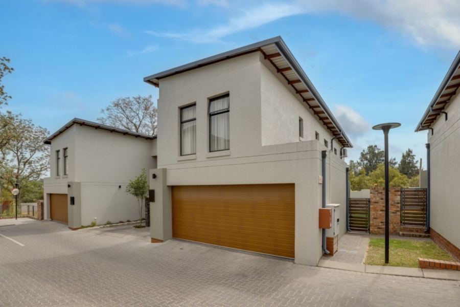 4 Bedroom Property for Sale in Crowthorne AH Gauteng