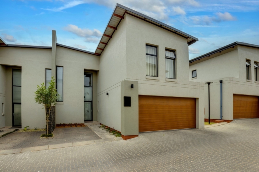 4 Bedroom Property for Sale in Crowthorne AH Gauteng