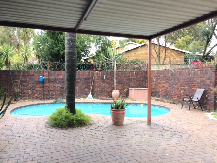 3 Bedroom Property for Sale in Buccleuch Gauteng