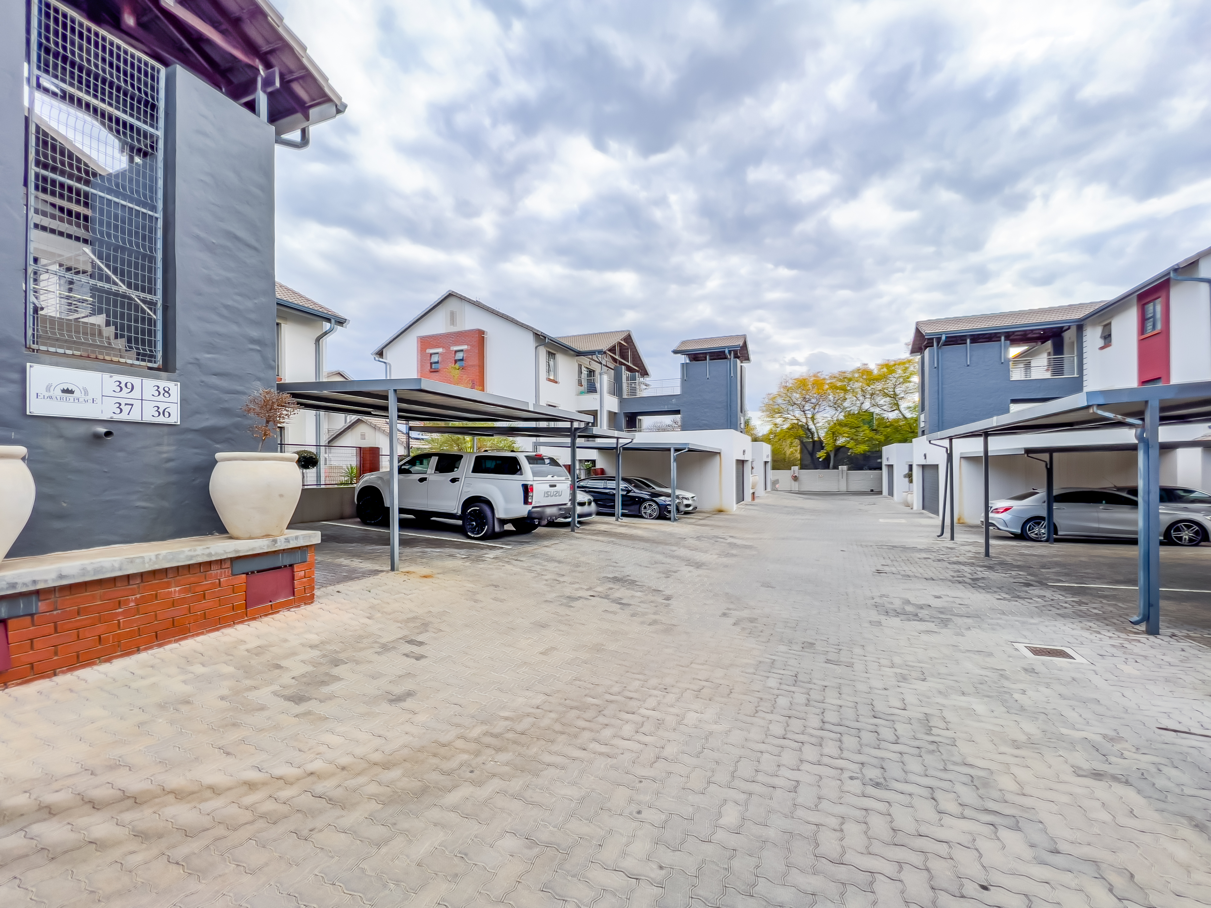 2 Bedroom Property for Sale in Crowthorne AH Gauteng