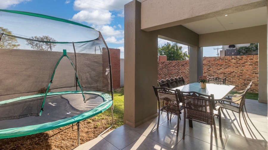 3 Bedroom Property for Sale in Crowthorne AH Gauteng