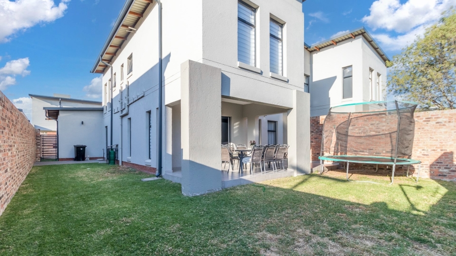 3 Bedroom Property for Sale in Crowthorne AH Gauteng