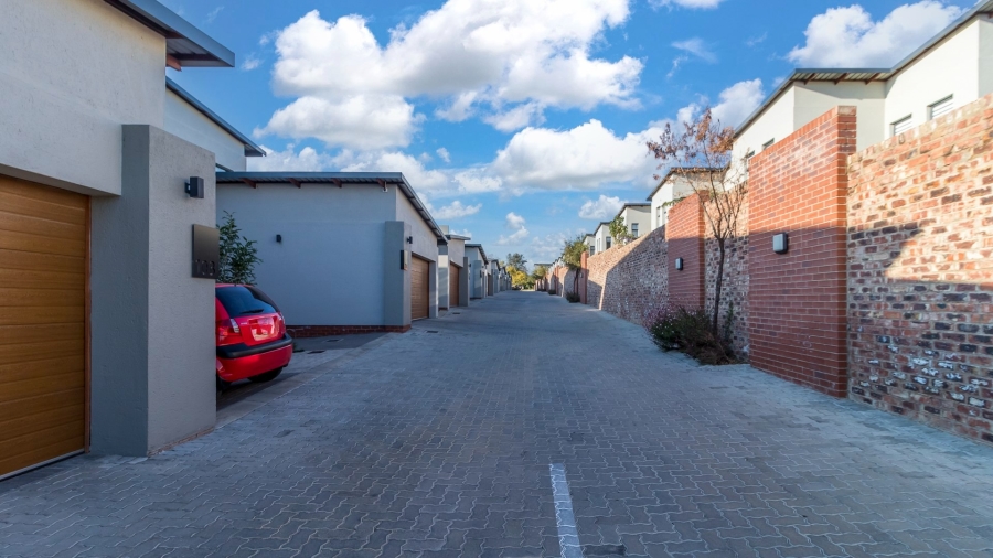 3 Bedroom Property for Sale in Crowthorne AH Gauteng