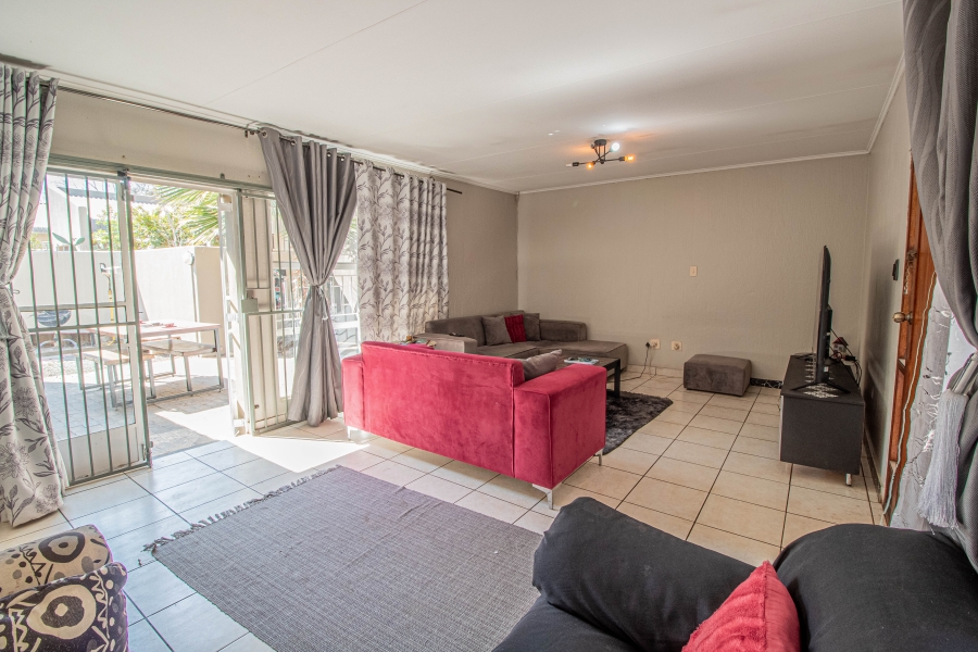 4 Bedroom Property for Sale in Die Hoewes Gauteng