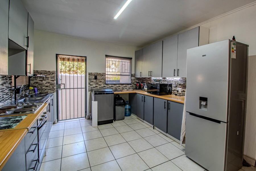 4 Bedroom Property for Sale in Die Hoewes Gauteng