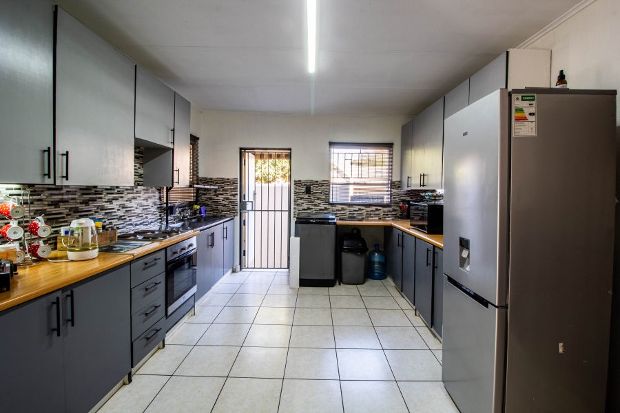 4 Bedroom Property for Sale in Die Hoewes Gauteng