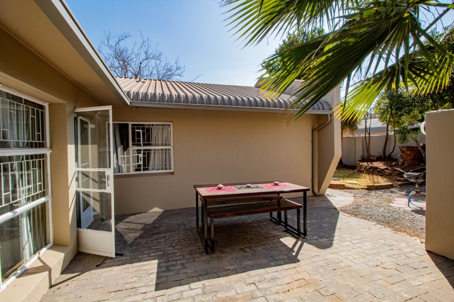 4 Bedroom Property for Sale in Die Hoewes Gauteng