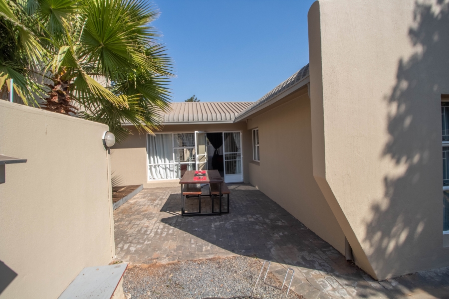 4 Bedroom Property for Sale in Die Hoewes Gauteng