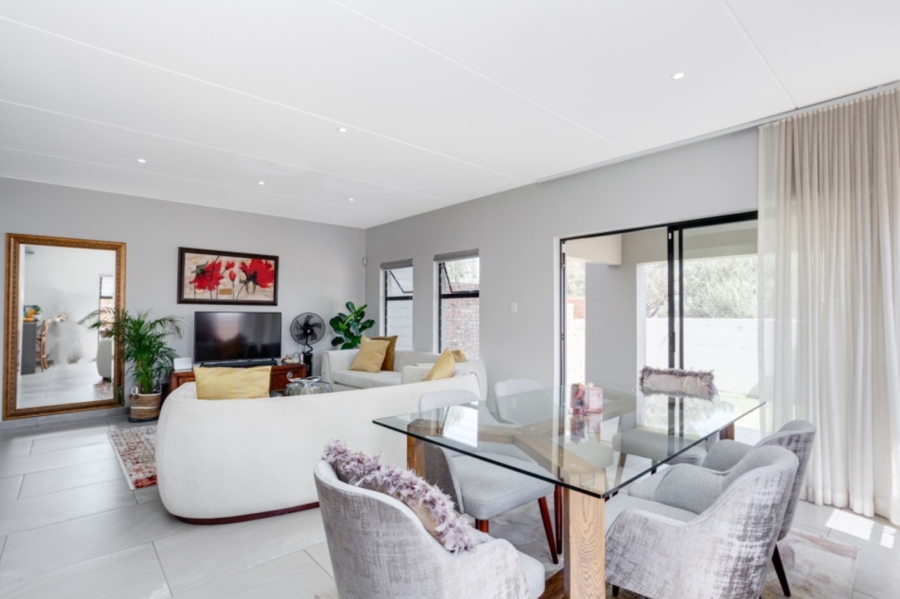 3 Bedroom Property for Sale in Crowthorne AH Gauteng