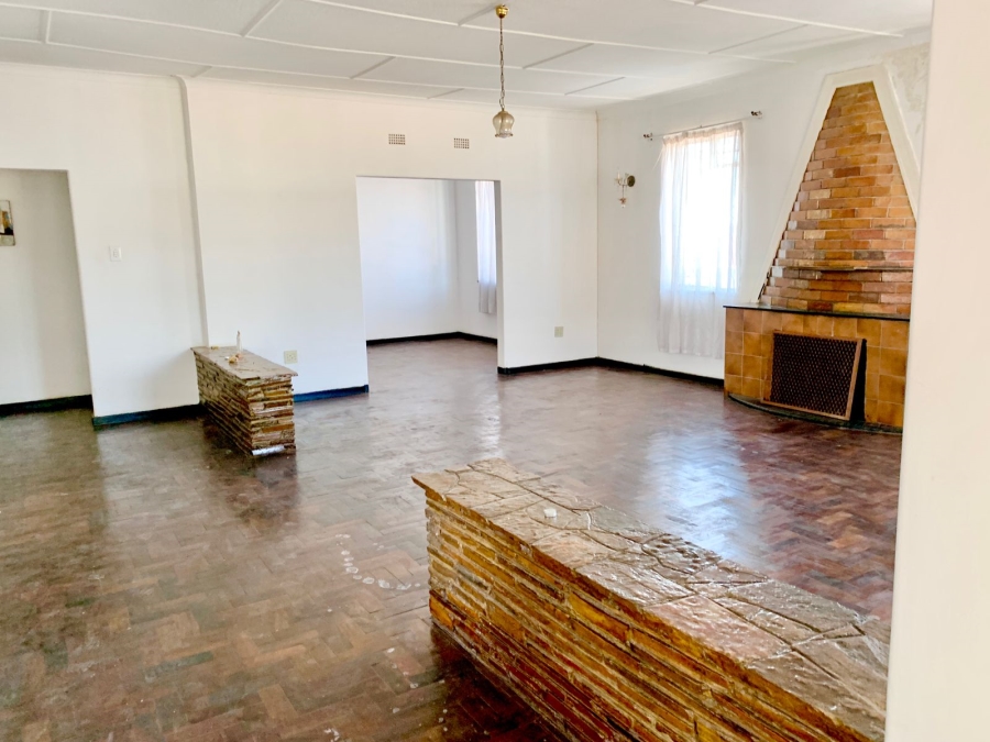 6 Bedroom Property for Sale in Linmeyer Gauteng