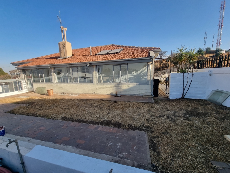 6 Bedroom Property for Sale in Linmeyer Gauteng