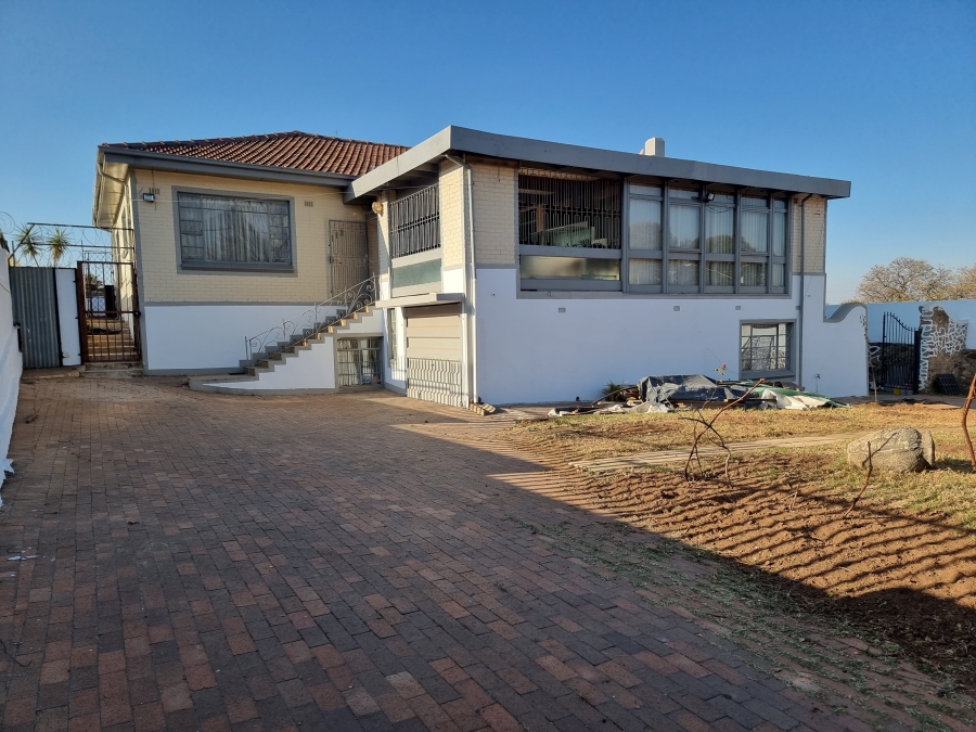 6 Bedroom Property for Sale in Linmeyer Gauteng