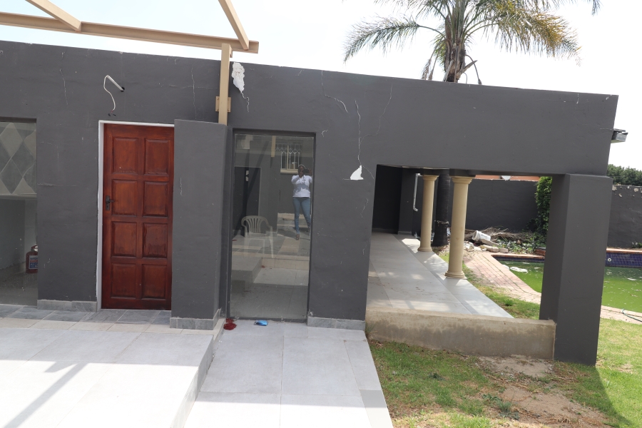 To Let 3 Bedroom Property for Rent in Esther Park Gauteng