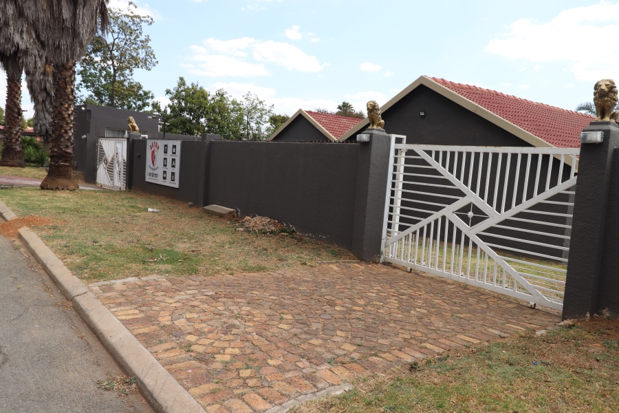 To Let 3 Bedroom Property for Rent in Esther Park Gauteng