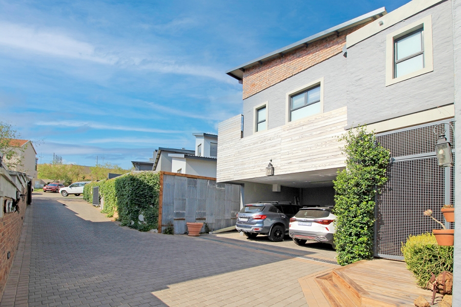 To Let 5 Bedroom Property for Rent in Waterfall Country Village Gauteng