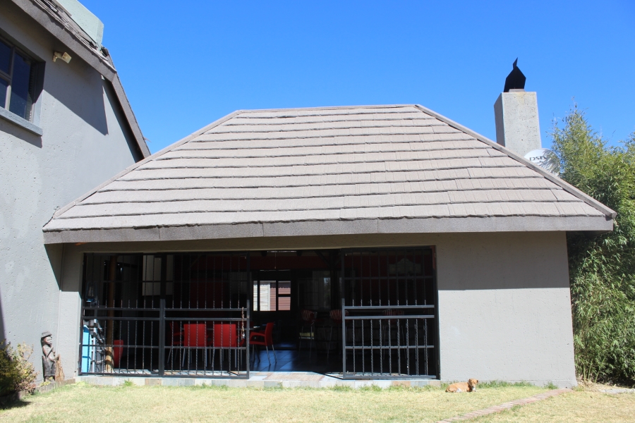 5 Bedroom Property for Sale in Theoville Gauteng