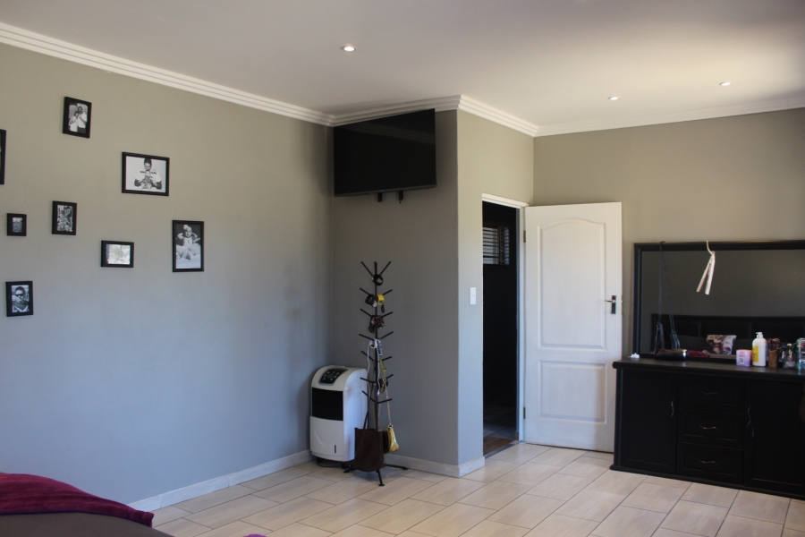 5 Bedroom Property for Sale in Theoville Gauteng