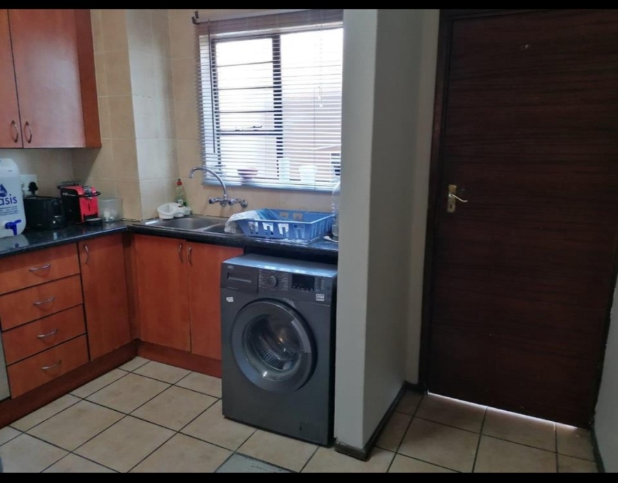 To Let 2 Bedroom Property for Rent in Sonneveld Gauteng