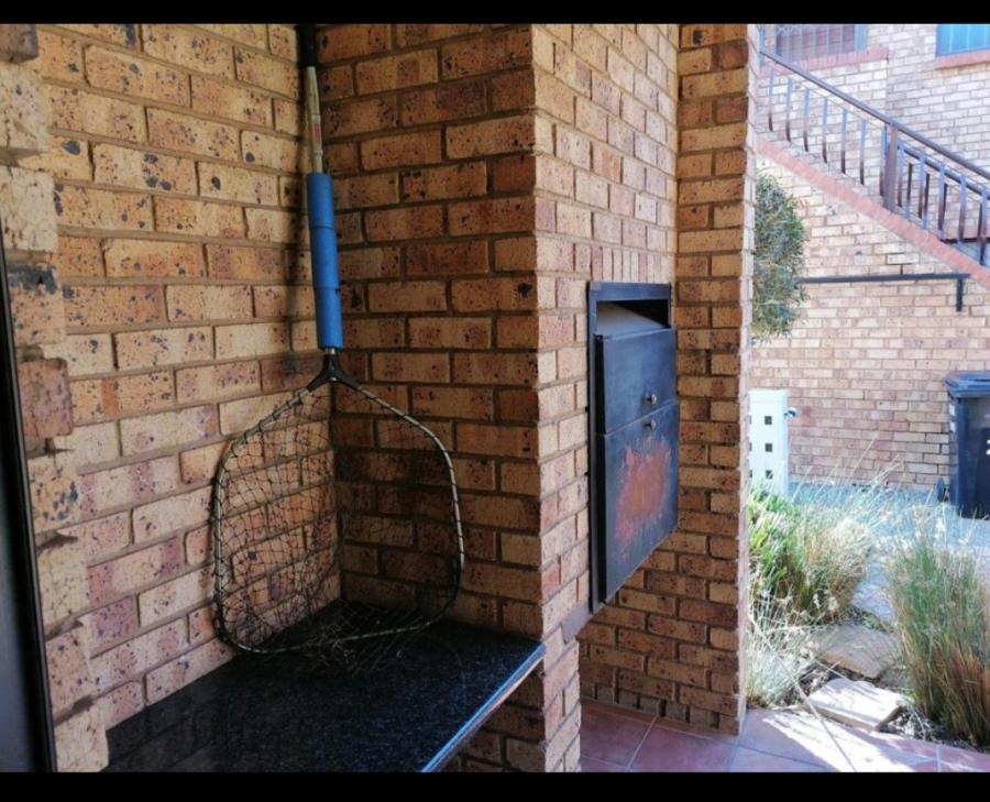 To Let 2 Bedroom Property for Rent in Sonneveld Gauteng