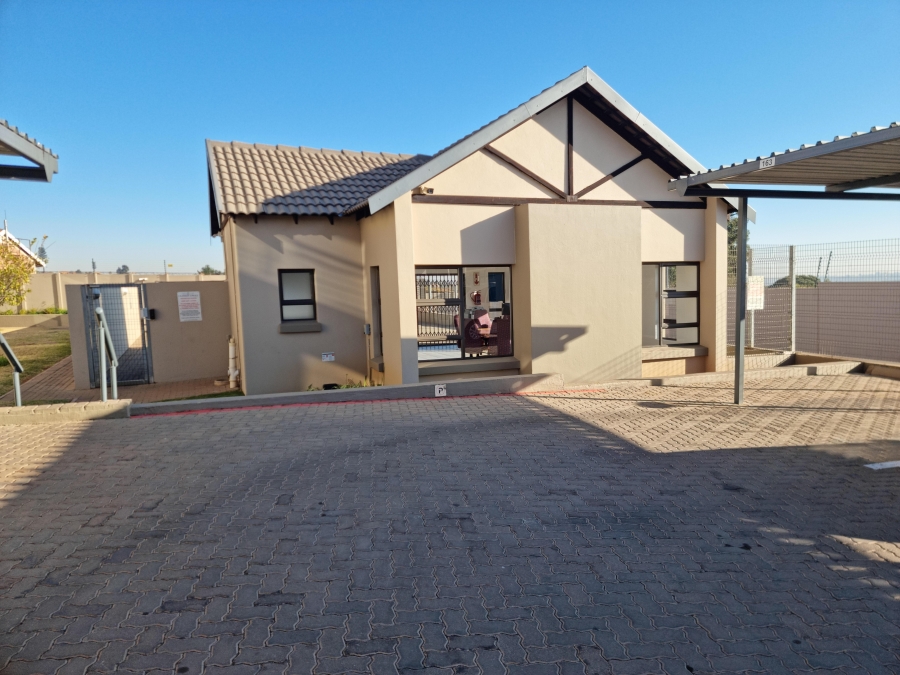 To Let 2 Bedroom Property for Rent in Ruimsig Gauteng