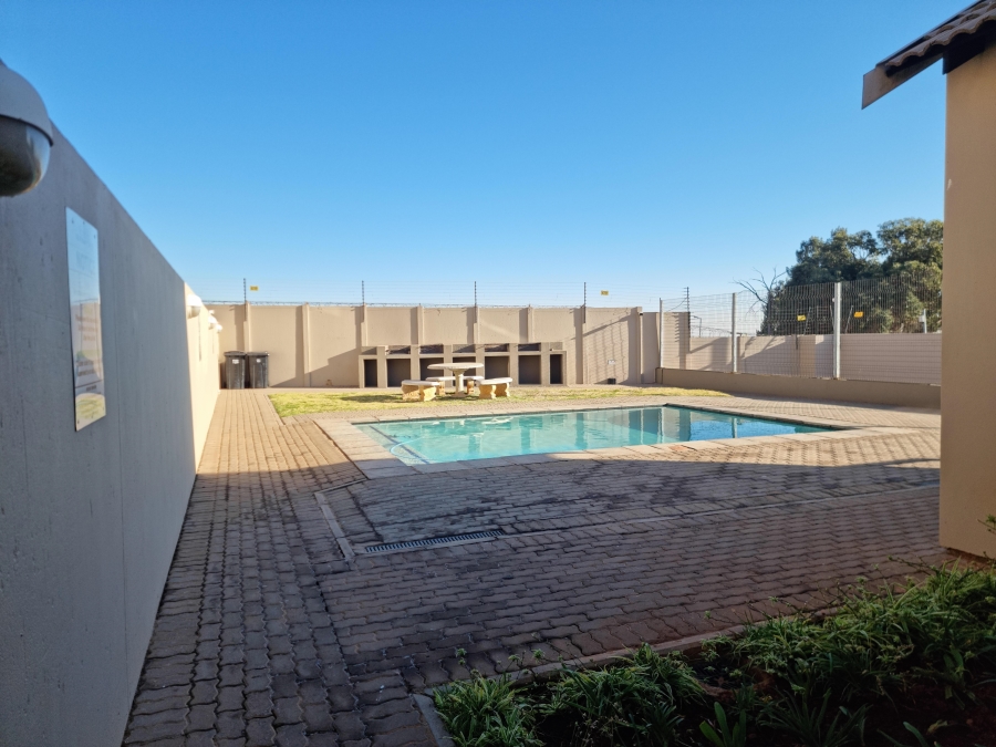 To Let 2 Bedroom Property for Rent in Ruimsig Gauteng