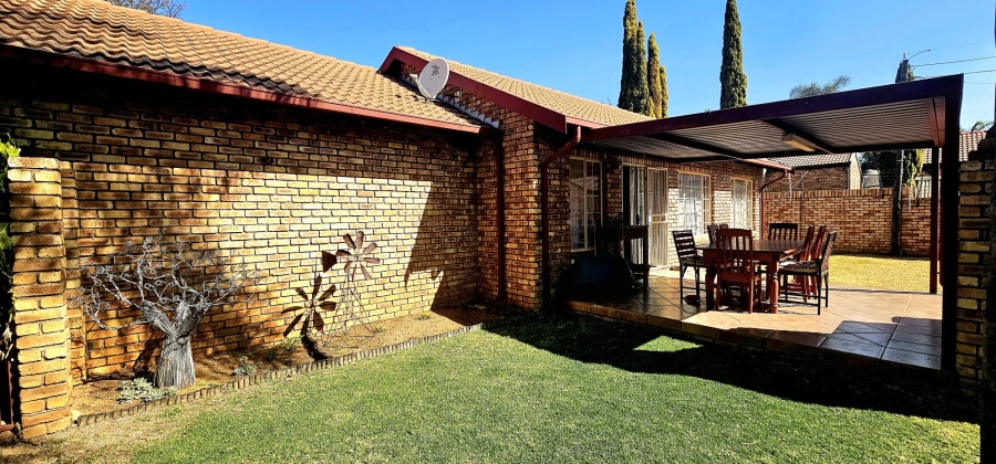 2 Bedroom Property for Sale in Eldoraigne Gauteng